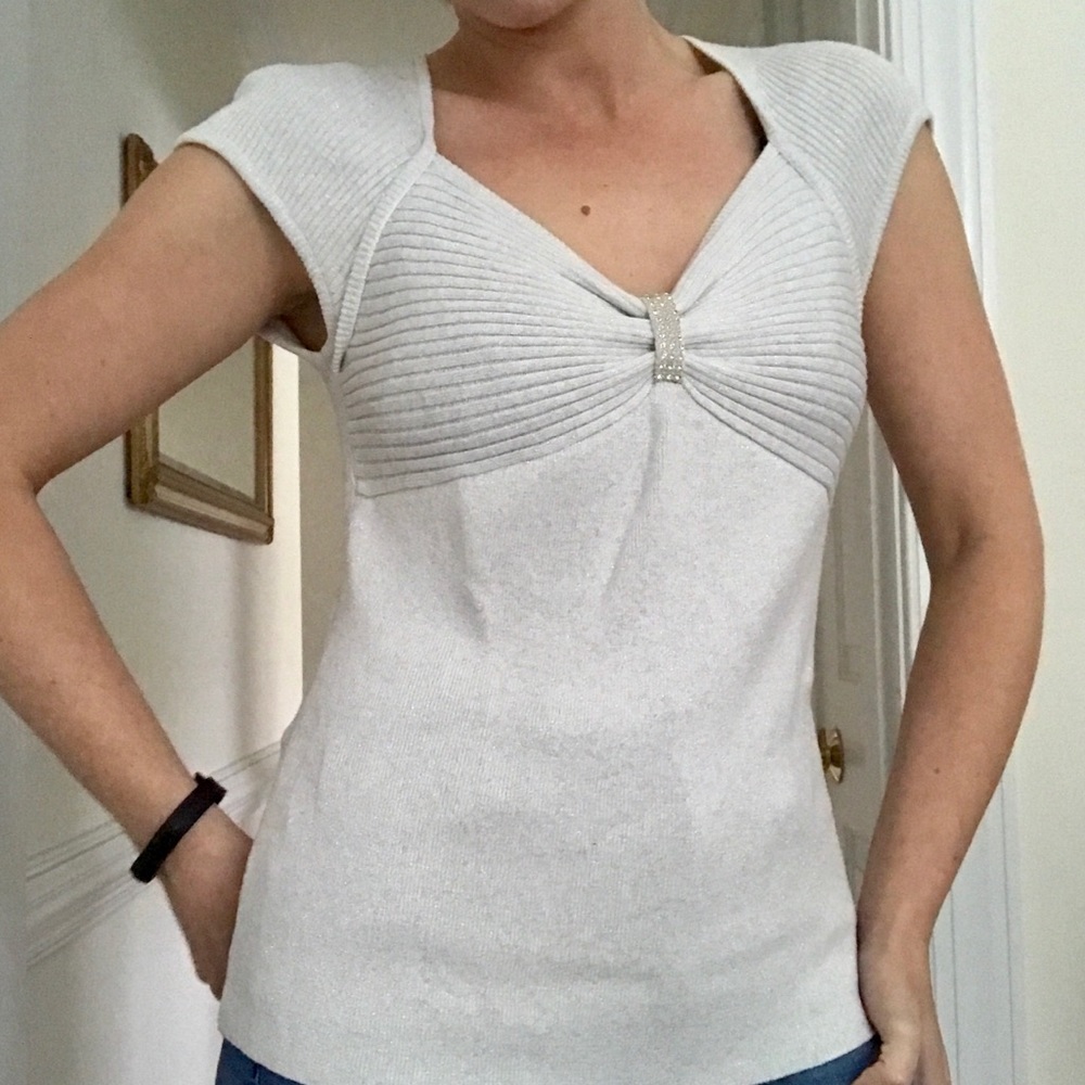 Short Sleeve Sparkly Tee w Bow Embellishment - Picture 5 of 9